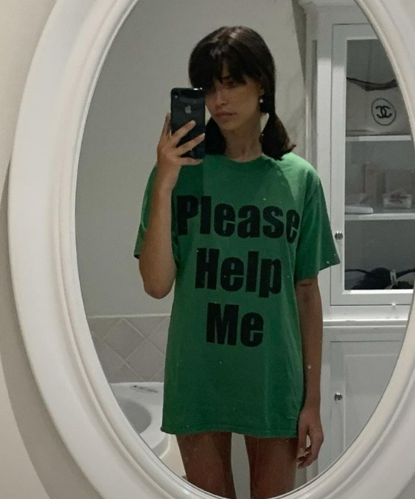 Charlotte Briar D’Alessio - camiseta verde com inscrição - indie sleaze - Verão 2022 - foto no espelho - https://stealthelook.com.br