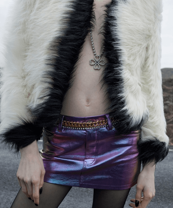 Saint Laurent - casaco de pelos e saia metalizada - indie sleaze - Verão 2022 - no deserto - https://stealthelook.com.br