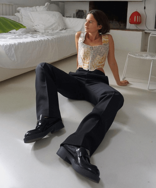Marta Cygan | @lifeofboheme - calça alfaiataria preta, mocassim e corset - tendência para 2022 - verão - sentada no chão - https://stealthelook.com.br