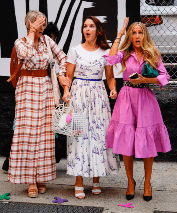 Miranda, Carrie e Charlotte - vestido xadrez, vestido floral, vestido pink. Figurino de And Just Like That - And Just Like That - Verão 2022 - na rua - https://stealthelook.com.br