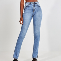 calça jeans slim com detalhe na barra