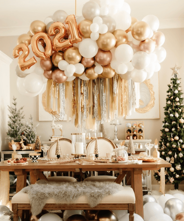 Balões brancos e dourados - decoração de festa - festa de ano novo - verão - interior de uma casa - https://stealthelook.com.br
