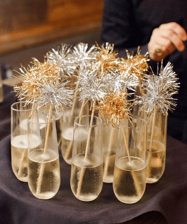 Drinks decorados - taça de champanhe - festa de ano novo - verão - mesa com drinks - https://stealthelook.com.br