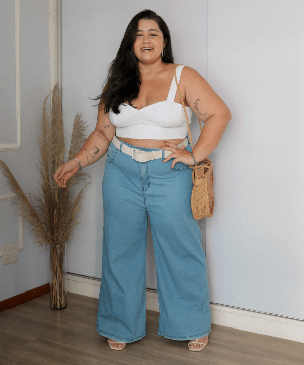 Layla Brigido - calça jeans wide leg e cropped branco - looks plus size - Verão - em pé na casa  - https://stealthelook.com.br