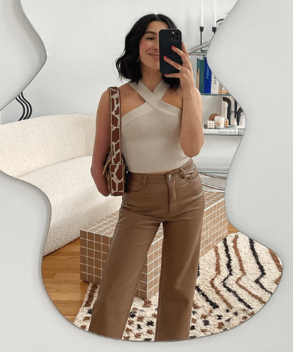 @aprillockhart - calça de p.u marrom e blusa off white - calça tendência - verão - foto na frente do espelho - https://stealthelook.com.br