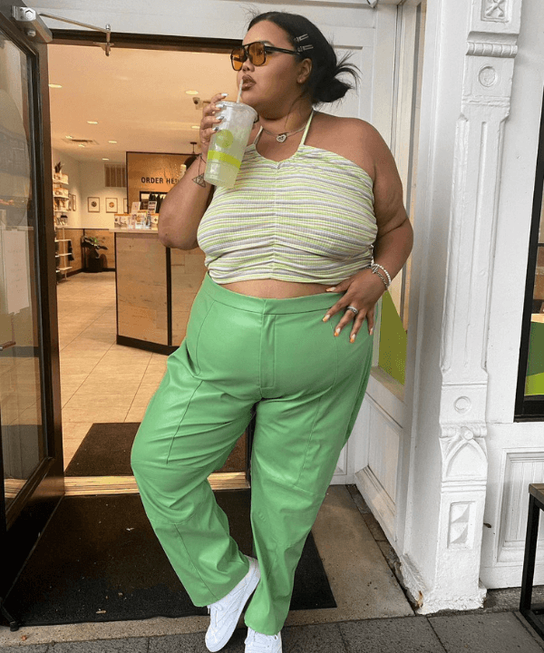 Moe Olivia | @moeblackx - calça de p.u verde e cropped - calça tendência - verão - em pé na rua - https://stealthelook.com.br