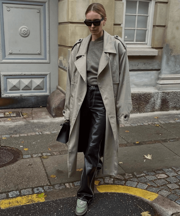 Pernille Teisbaek - calça de p.u preta e trench coat - calça tendência - Inverno  - andando na rua - https://stealthelook.com.br