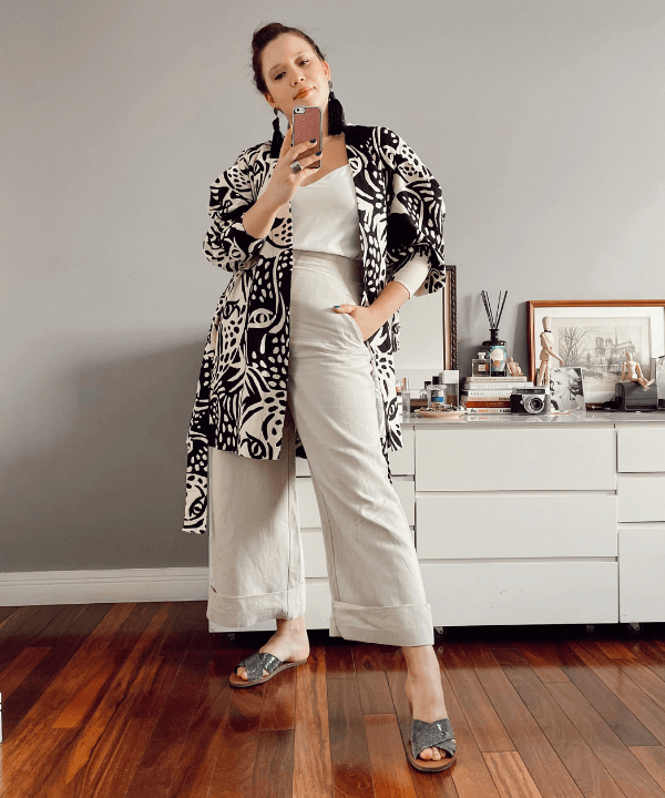 Ligia Xavier - calça de tecido, blusa branca e kimono - peças frescas - verão - foto na frente do espelho - https://stealthelook.com.br