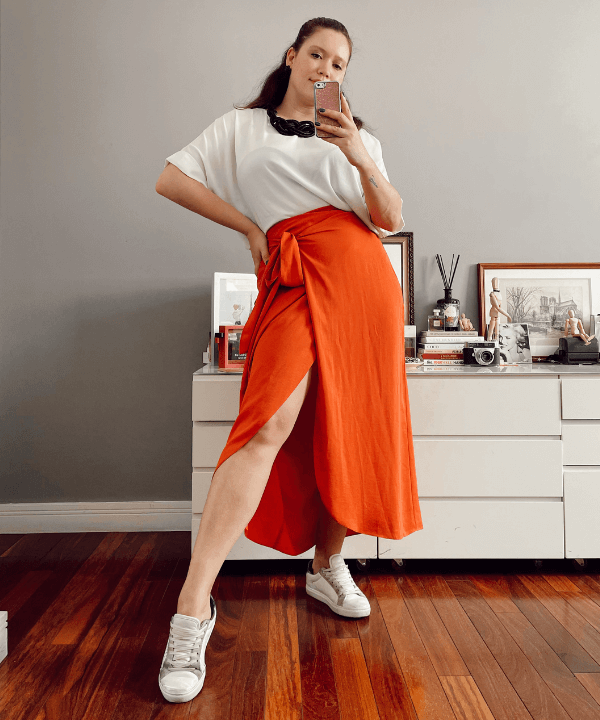 Ligia Xavier - saia midi, blusa oversized e tenis - peças frescas - verão - foto na frente do espelho - https://stealthelook.com.br
