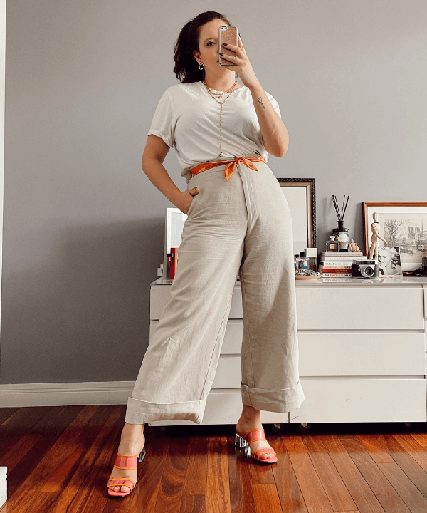 Ligia Xavier - calça de tecido e camiseta branca de algodão - peças básicas - verão - foto na frente do espelho - https://stealthelook.com.br