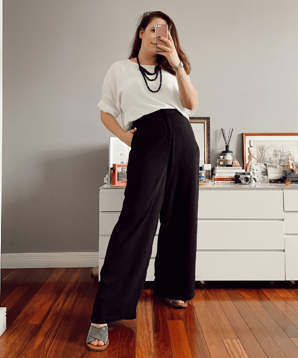 Ligia Xavier - calça pantalona preta e camiseta branca basica - peças frescas - verão - foto na frente do espelho - https://stealthelook.com.br