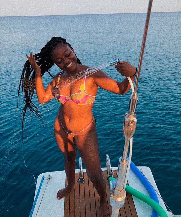 Fisayo Longe - praia-barco-modelo-negra-biquini - cuidados com a pele - verão - brasil - https://stealthelook.com.br