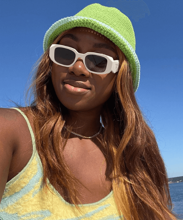 Nnenna Echem - vestido estampado com bucket hat de crochê - moda praia 2022 - Verão 2022 - no sol - https://stealthelook.com.br