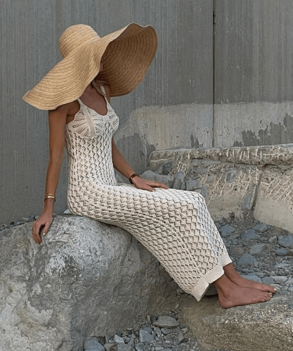 Claire Rose Cliteur - vestido de crochê e chapéu - moda praia 2022 - Verão 2022 - sentada nas pedras - https://stealthelook.com.br