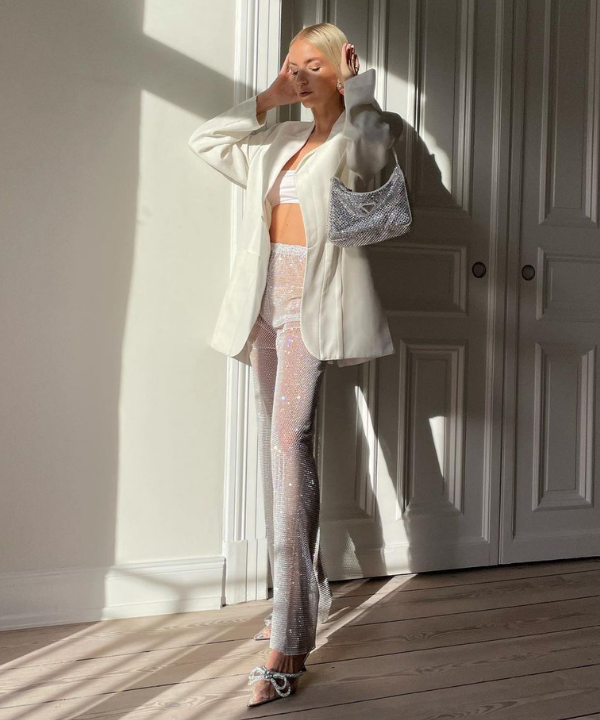 Leonie Hanne - top com blazer e calça com fios metalizados - looks com brilho - Verão 2022 - encostada na parede - https://stealthelook.com.br