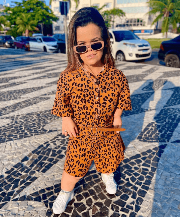 Rebeca Costa - macaquinho animal print com tênis - roupas adaptadas para pcd - Verão 2022 - na rua - https://stealthelook.com.br