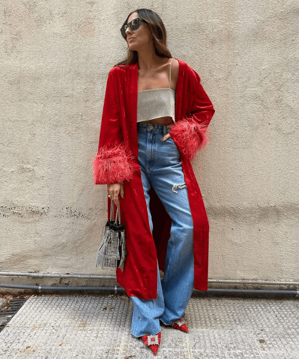 Laura Eguizabal - calça jeans, top brilhante e kimono vermelho - looks de Natal - Verão - em pé na rua - https://stealthelook.com.br