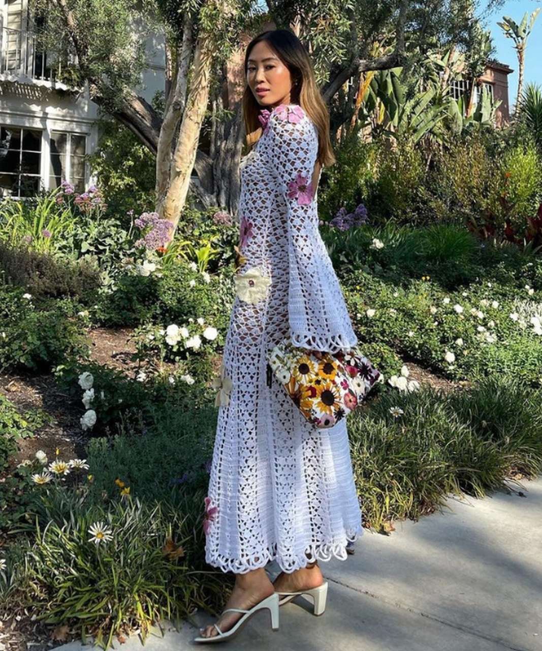 Aimee Song - vestido handmade de crochê com sandália branca e bolsa floral - boho - Verão 2022 - no jardim - https://stealthelook.com.br