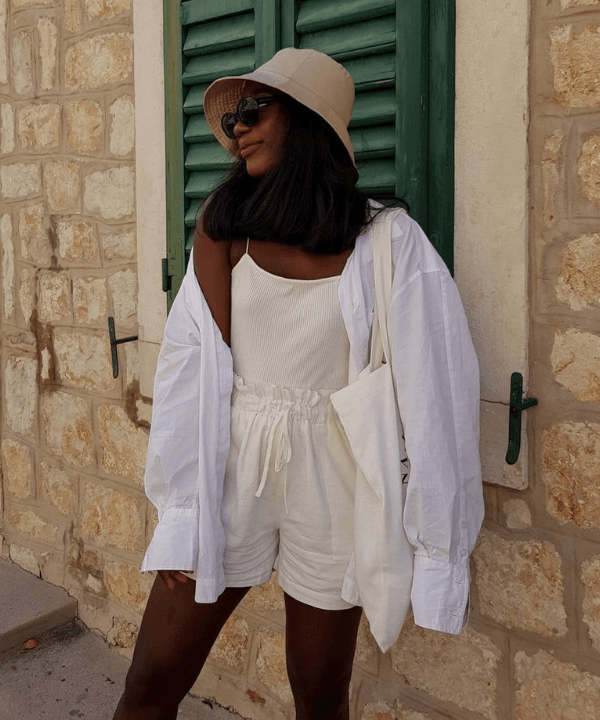 Aïda Badji Sané - shorts branco, regata, camisa e bucket hat off white - festas de final de ano - verão - em pé na rua - https://stealthelook.com.br