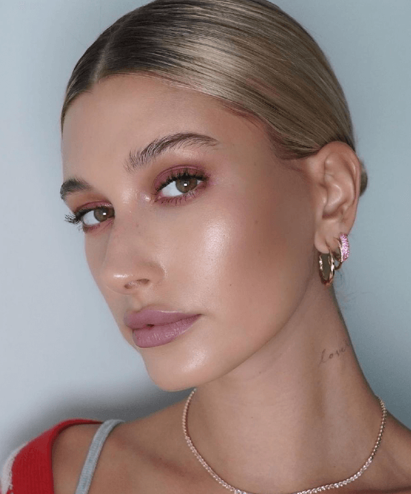 Hailey Bieber  - coque polido  - penteados de formatura  - penteados  - cabelo alinhado - https://stealthelook.com.br