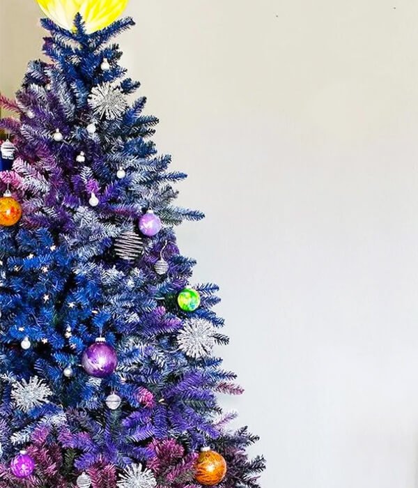 Árvore de Natal colorida: 7 inspirações para testar em casa » STEAL THE LOOK