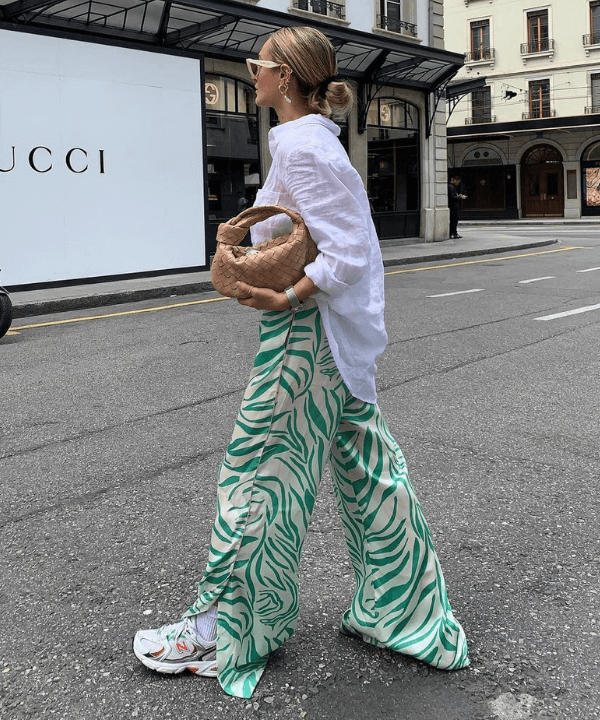 Olivia Faeh - calça estampada verde, camisa branca e tênis - presentes de Natal - verão - andando na rua - https://stealthelook.com.br