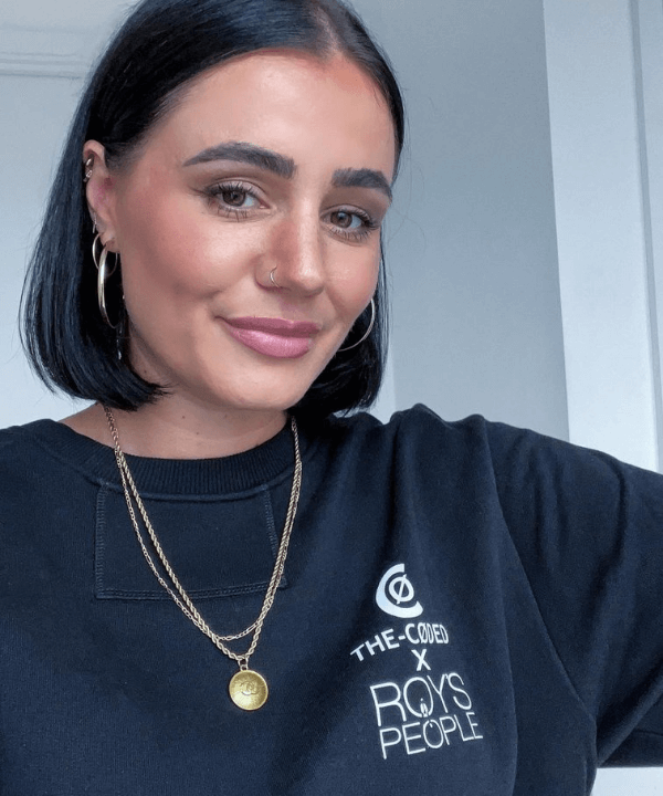 Grace Surguy - camiseta preta com mix de colares de corrente com argola - tendência para o verão - Verão 2022 - selfie - https://stealthelook.com.br
