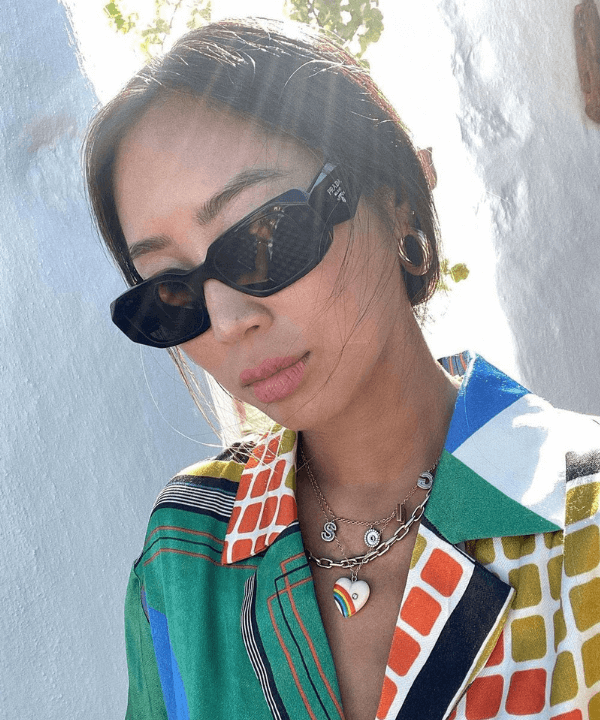 Aimee Song - camisa colorida com mix de colares de corrente coloridos  - tendência para o verão - Verão 2022 - selfie - https://stealthelook.com.br