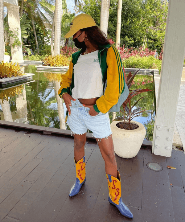 Devin Arielle - shorts jeans, jaqueta e bota western - tendência do verão - verão - em pé na rua - https://stealthelook.com.br