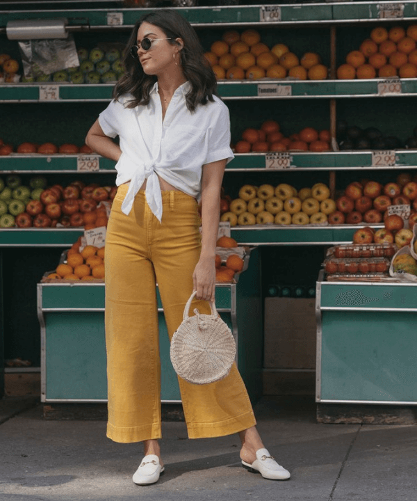 Lauren Licup - calça pantacourt amarela e camisa branca - calça pantacourt - verão - em pé na rua - https://stealthelook.com.br
