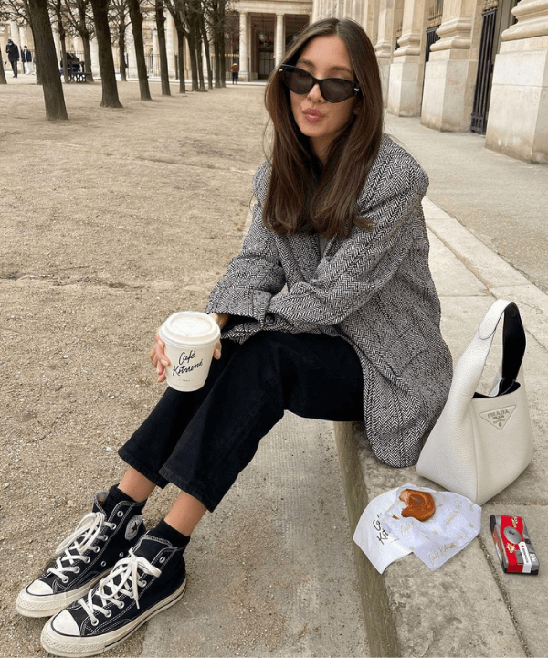 Felicia Akerstrom - calça preta, converse e blazer - sapatos que nunca saem de moda - Outono - sentada na rua - https://stealthelook.com.br