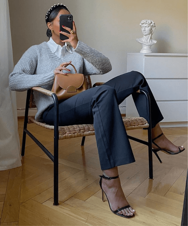Lydia | @femmeblk - calça jeans preta, camisa azul e sandália de tira fina - sapatos que nunca saem de moda - verão - sentada em uma cadeira - https://stealthelook.com.br