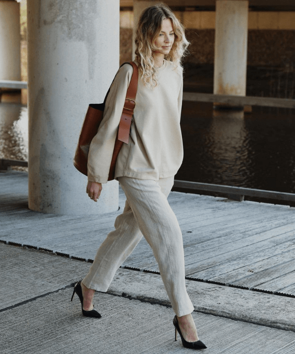 Anouk Yve - calça off white, tricot e scarpin - sapatos que nunca saem de moda - Outono - andando na rua - https://stealthelook.com.br