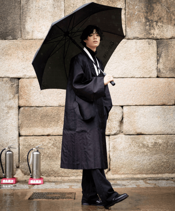 Street Style de Seoul - look all black com trench coat - tendências asiáticas - Inverno  - Seoul - https://stealthelook.com.br