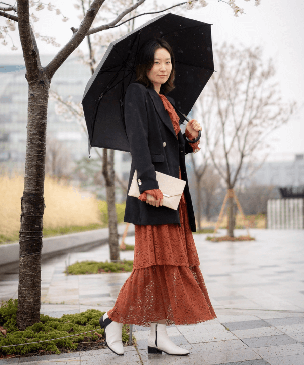 Street Style de Seoul - vestido longo de babados, bota branca e blazer preto - tendências asiáticas - Inverno  - Seoul - https://stealthelook.com.br