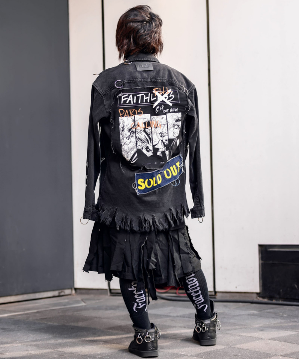Street Style de Tóquio - look all black com jaqueta e botas - tendências asiáticas - Inverno - Tóquio - https://stealthelook.com.br