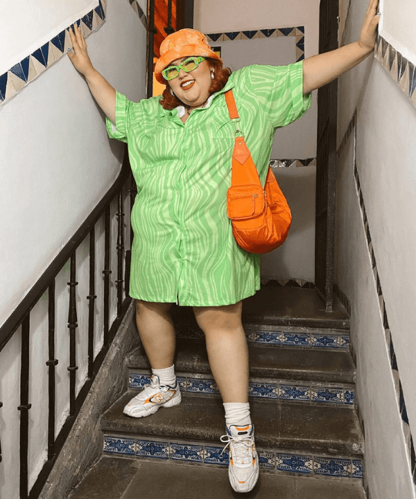 Jessica Torres - look coloridos estampado com acessórios coloridos - looks coloridos - Verão 2022 - na escada - https://stealthelook.com.br
