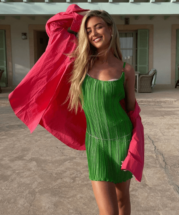 Emili Sindlev - vestido verde com camisa pink - looks coloridos - Verão 2022 - na rua - https://stealthelook.com.br