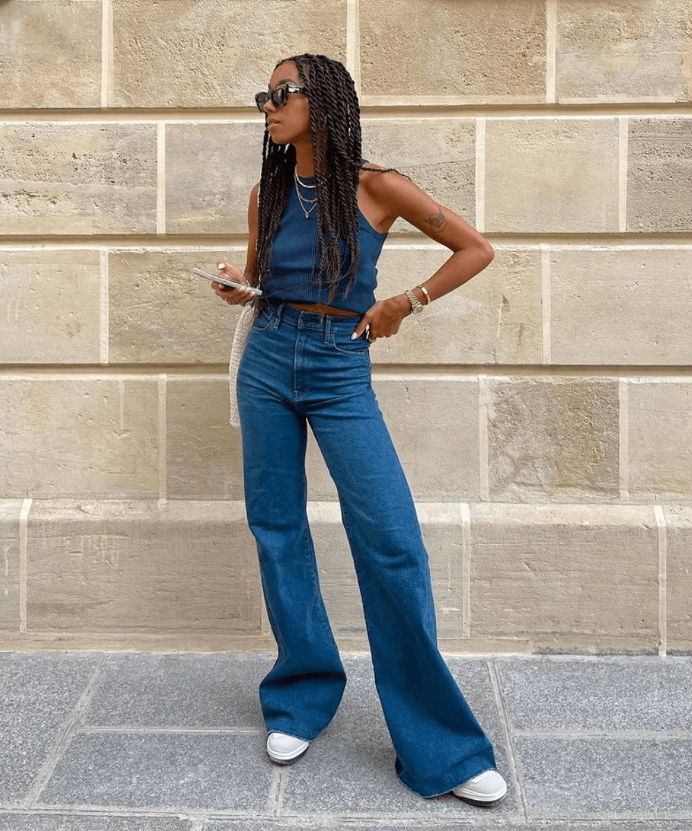 Amaka Hameliknck - cala jeans flare e cropped azul escuro - looks novos - verão - em pé na rua - https://stealthelook.com.br