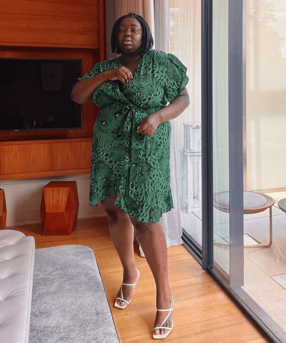 Abisola Omole - vestido midi verde transpassado - looks novos - verão - em pé na casa  - https://stealthelook.com.br