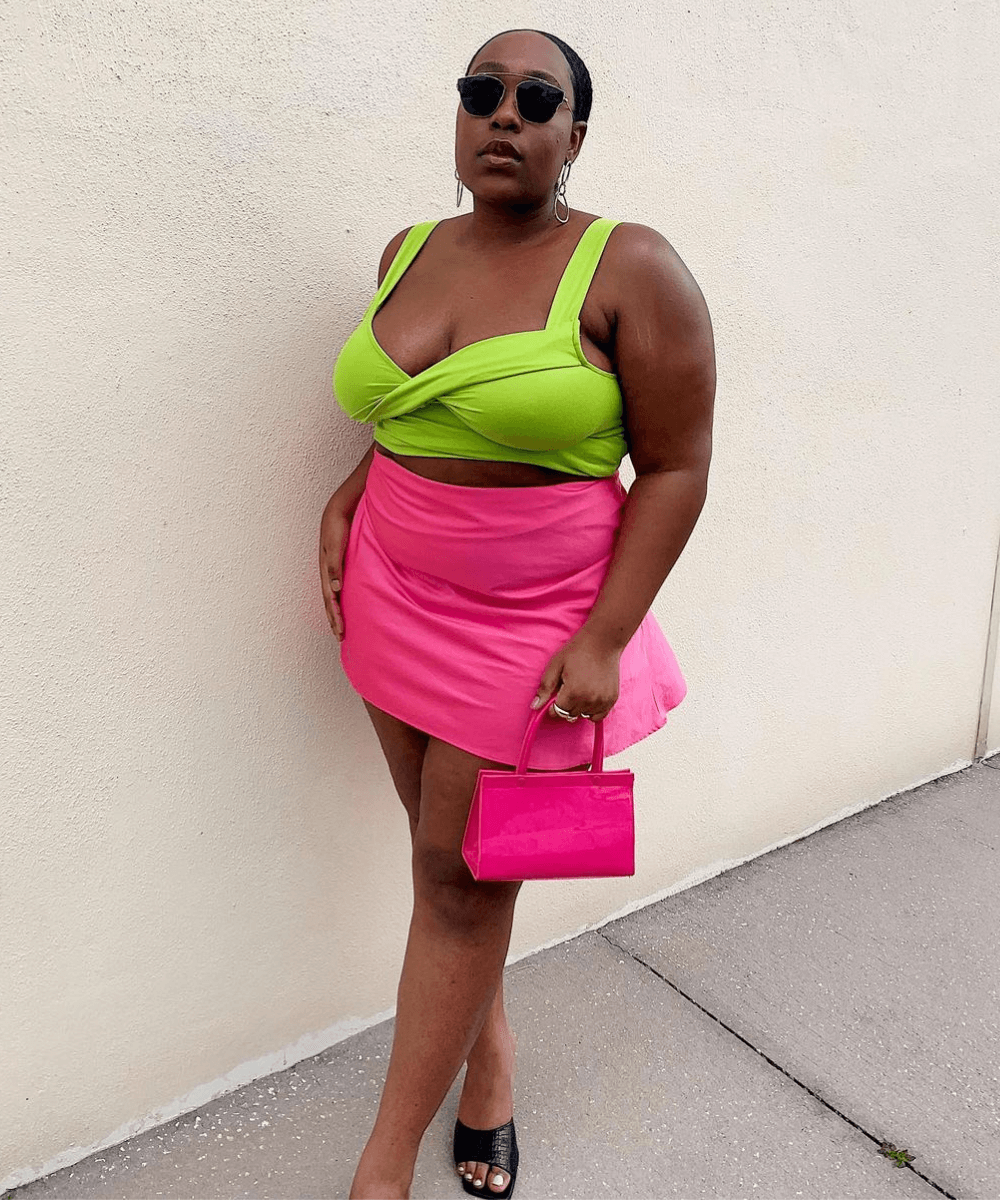 Aniyah Morinia - cropped verde lima e minissaia rosa - looks novos - verão - em pé na rua - https://stealthelook.com.br
