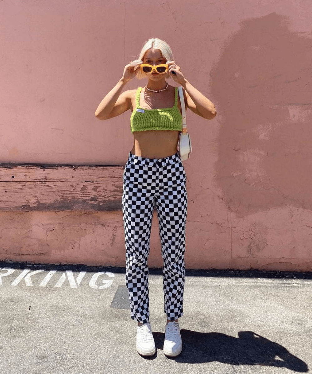 Martha | @marthaeelman - calça xadrez e cropped verde - looks novos - verão - em pé na rua - https://stealthelook.com.br