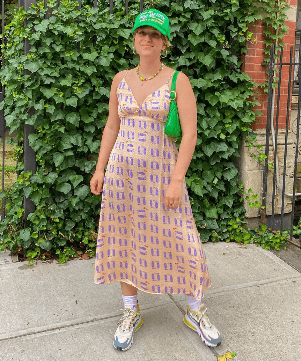 Sophie Wood - slip dress estampado, boné verde e tênis - looks novos - verão - em pé na rua - https://stealthelook.com.br