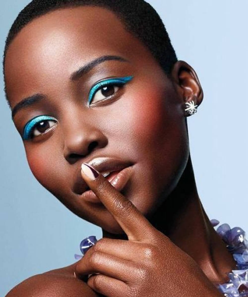 Lupita Nyong'o - delineador colorido - produtos de make tendência - make - make - https://stealthelook.com.br