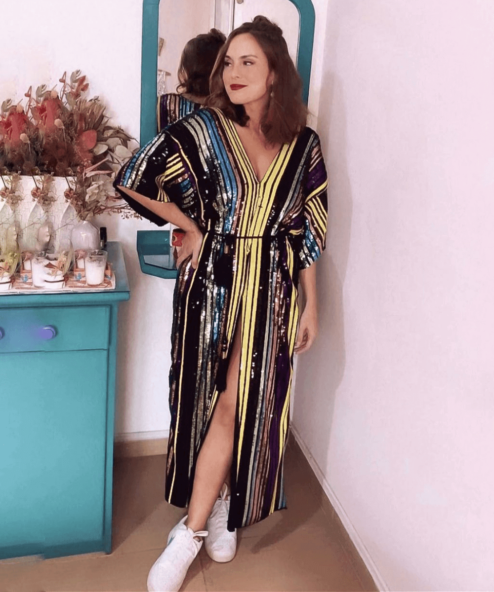 Livia Portela - túnica brilhante e listrada - coloração pessoal - verão - em pé na casa  - https://stealthelook.com.br