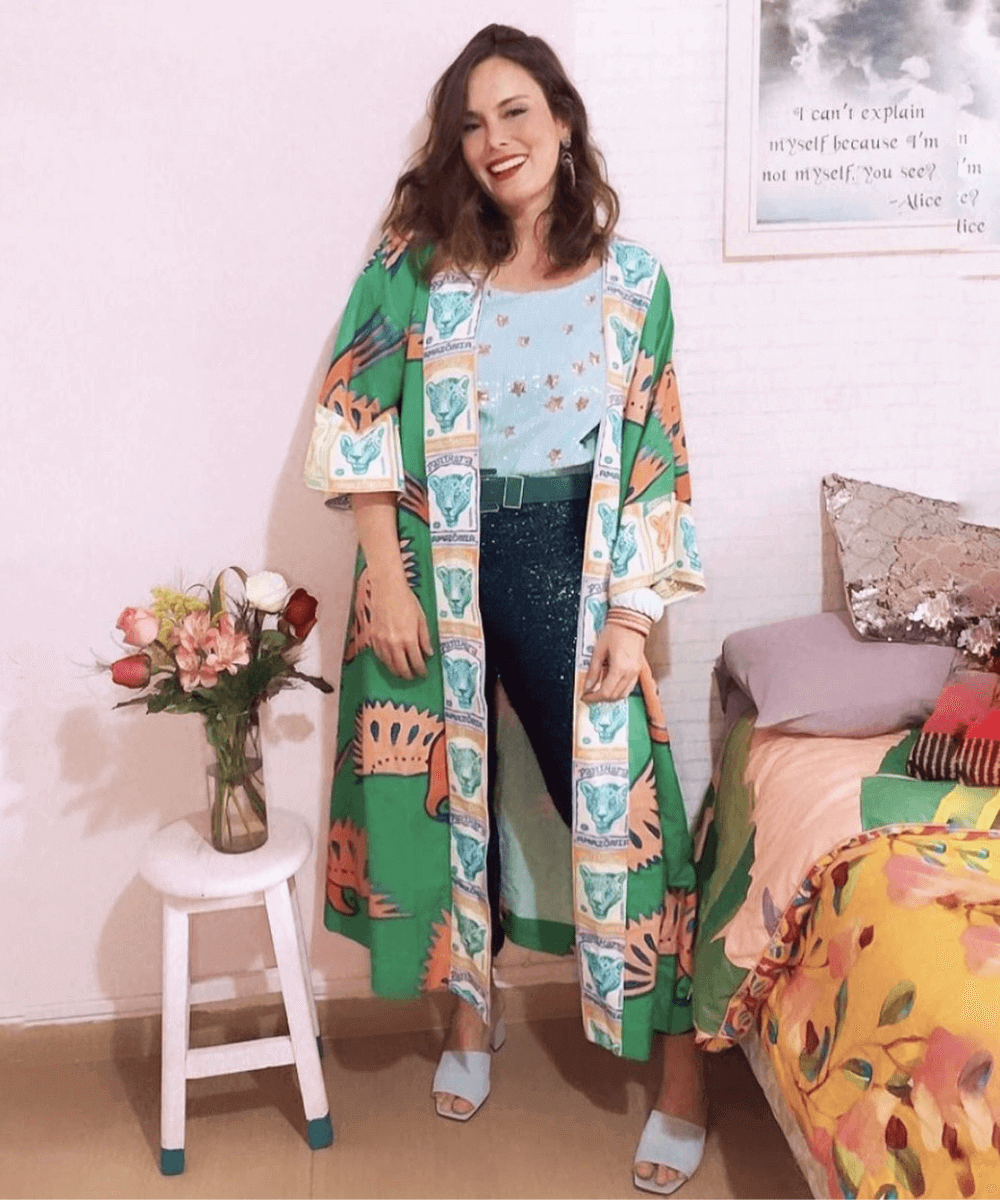 Livia Portela - calça jeans, top e kimono estampado - coloração pessoal - verão - em pé na casa  - https://stealthelook.com.br
