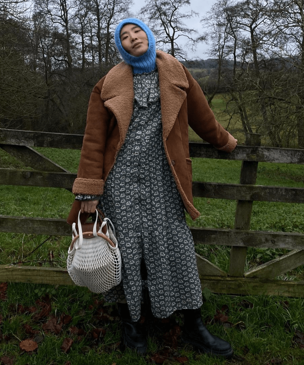 Liullland - vestido estampado com casaco e balaclava - Balaclava - Inverno 2022 - apoiada na cerca - https://stealthelook.com.br