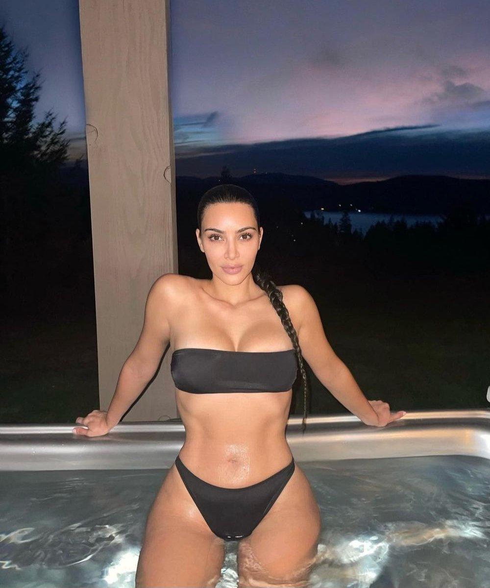 Kim Kardashian - 2022 - BBB22 - Big Brother Brasil - piscina - https://stealthelook.com.br