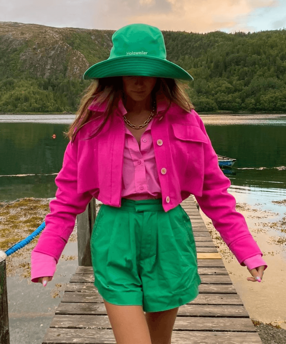 Nina Sandbech - short verde com camisa e jaqueta pink com bucket hat - looks com chapéu - Verão 2022 - no rio - https://stealthelook.com.br