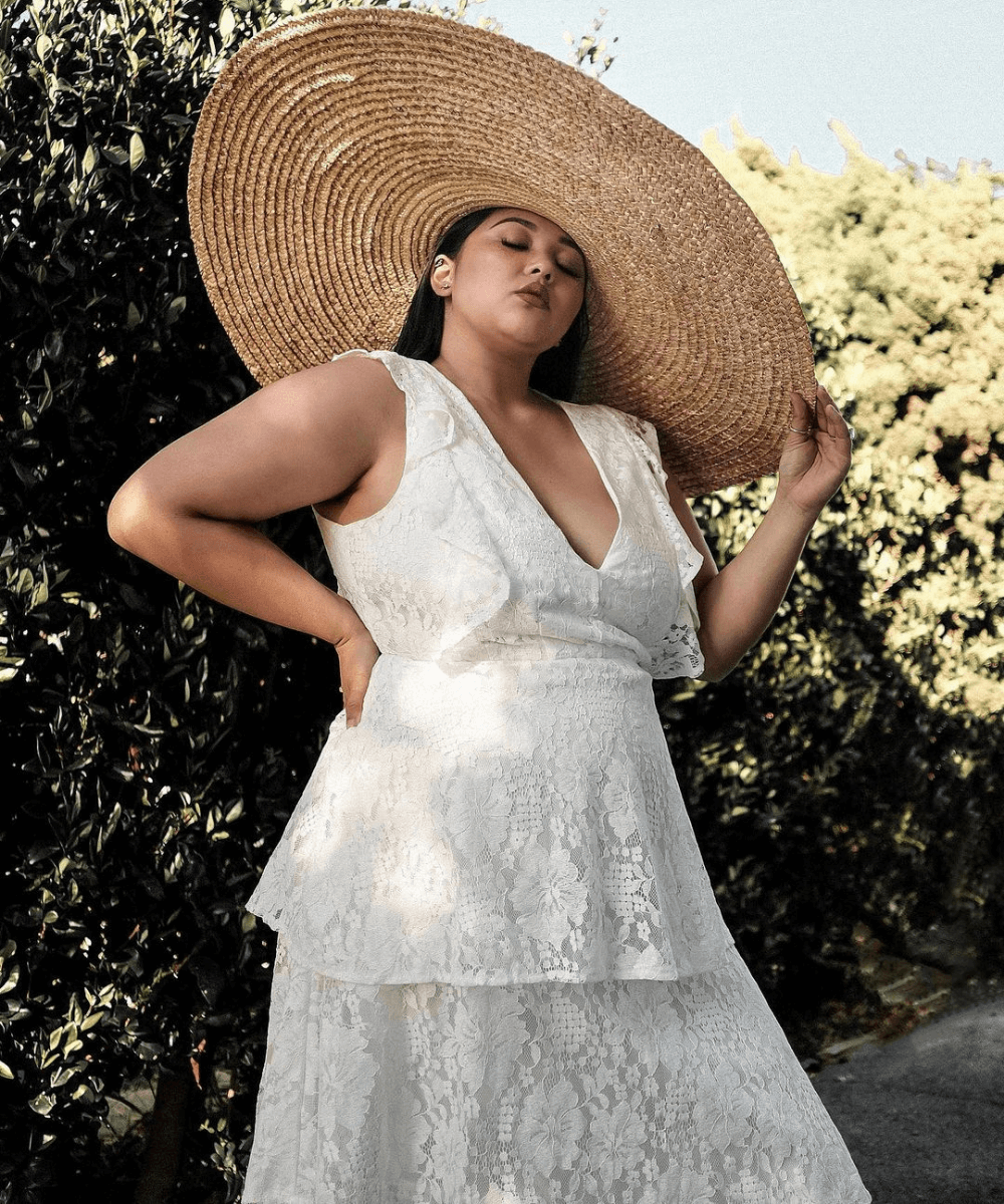 Noelle Venegas - vestido branco com chapéu de palha - looks com chapéu - Verão 2022 - ao ar livre - https://stealthelook.com.br